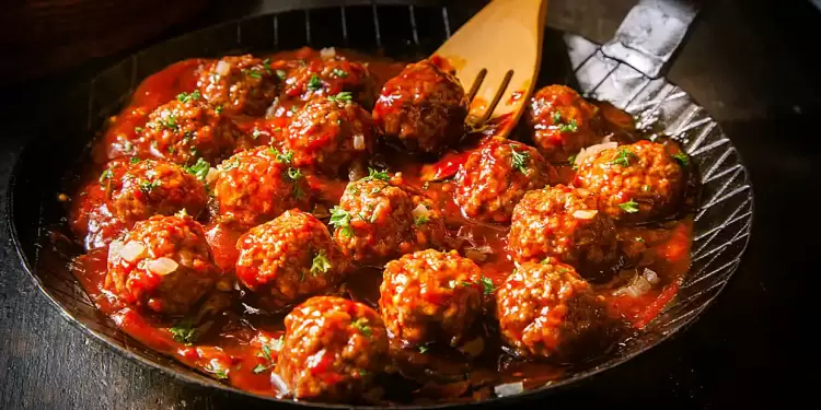 Κεφτεδάκια με σάλτσα και πατάτες τηγανητές 