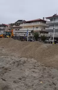 Παραλία Κατερίνης: Στο παραλιακό μέτωπο επιχειρούν μηχανήματα του Δήμου Κατερίνης