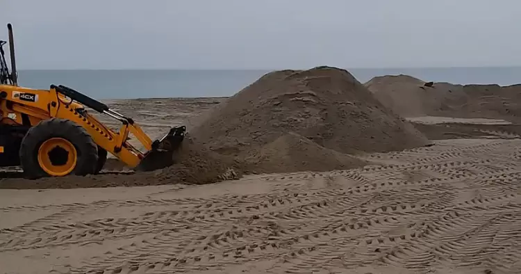 Παραλία Κατερίνης: Στο παραλιακό μέτωπο επιχειρούν μηχανήματα του Δήμου Κατερίνης