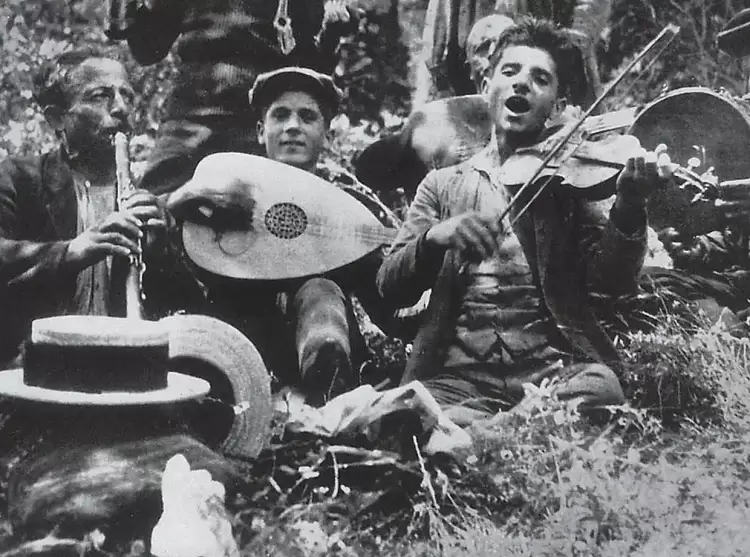 Πολιτιστικοί Σύλλογοι και παραδοσιακά μουσικά όργανα