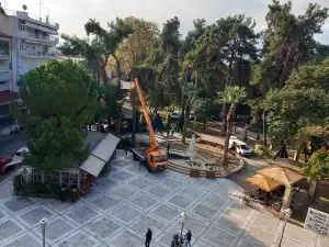 Βάζει τα γιορτινά της η Κατερίνη από άκρη σε άκρη Βάζει τα γιορτινά της η Κατερίνη από άκρη σε άκρη