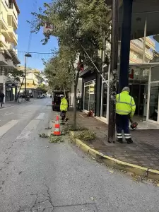 Βάζει τα γιορτινά της η Κατερίνη από άκρη σε άκρη Βάζει τα γιορτινά της η Κατερίνη από άκρη σε άκρη