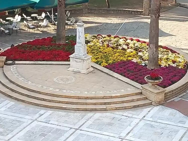 Βάζει τα γιορτινά της η Κατερίνη από άκρη σε άκρη Βάζει τα γιορτινά της η Κατερίνη από άκρη σε άκρη