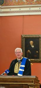 Η Υφυπουργός Ανάπτυξης στην τελετή αναγόρευσης του Παναγιώτη Πικραμμένου σε επίτιμο διδάκτορα της Νομικής Σχολής Αθηνών