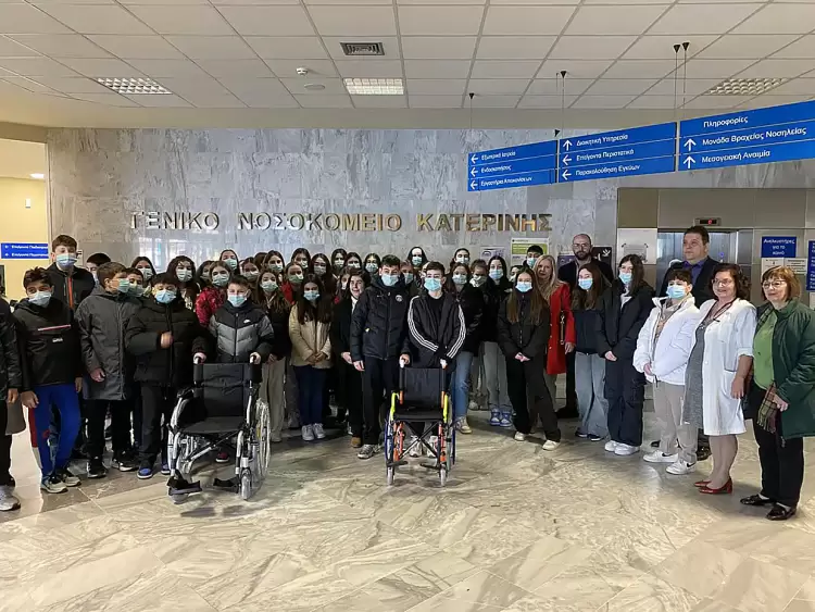 4ο Γυμνάσιο Κατερίνης: Δωρεά δύο αναπηρικών αμαξιδίων στο Νοσοκομείο Κατερίνης  