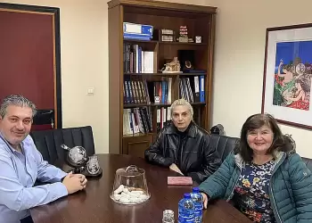 O Πρόεδρος του Επιμελητηρίου Πιερίας Κωνσταντίνος Πίτσιας με την Διευθύντρια Πρωτοβάθμιας Εκπαίδευσης O Πρόεδρος του Επιμελητηρίου Πιερίας Κωνσταντίνος Πίτσιας με την Διευθύντρια Πρωτοβάθμιας Εκπαίδευσης