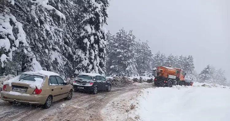 Δήμος Δίου-Ολύμπου: Απεγκλωβισμός πέντε ΙΧ οχημάτων στο Καταφύγιο Κρεβάτια λόγω ισχυρής χιονόπτωσης (εικόνες - βίντεο) Δήμος Δίου Ολύμπου: Απεγκλωβισμός πέντε ΙΧ οχημάτων στο Καταφύγιο Κρεβάτια λόγω ισχυρής χιονόπτωσης