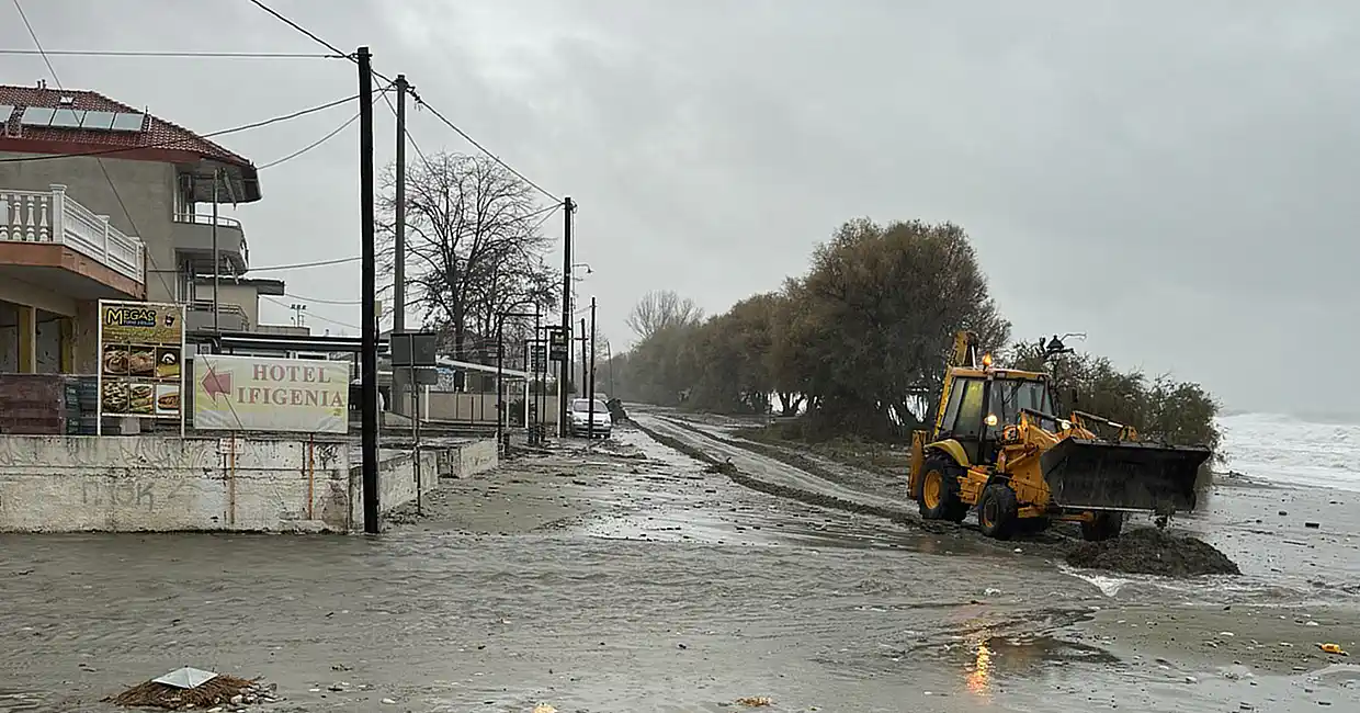 Δήμος Δίου Ολύμπου: Προσωπικό και όλα τα μηχανήματα έργου του Δήμου επιχειρούν στην αποκατάσταση των προβλημάτων λόγω των ισχυρών ανέμων και της έντονης βροχόπτωσης