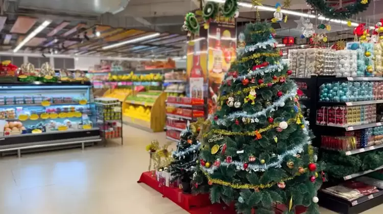 Εορταστικό ωράριο: Τι ώρα κλείνουν σήμερα σούπερ μάρκετ και καταστήματα – Κυριακή με ανοιχτά μαγαζιά