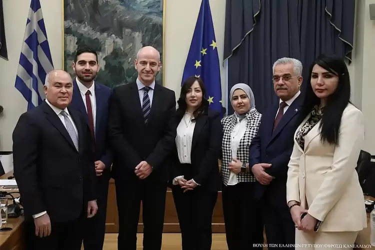 Ο Φώντας Μπαραλιάκος με την Πρόεδρο και τα μέλη της Επιτροπής Εξωτερικών Σχέσεων του Ιράκ Ο Φώντας Μπαραλιάκος με την Πρόεδρο και τα μέλη της Επιτροπής Εξωτερικών Σχέσεων του Ιράκ