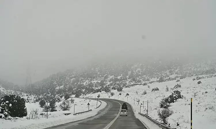 Γιατί «εγκλωβίστηκαν» στα χιόνια οδηγοί σε Περτούλι, Αράχωβα και Όλυμπο (βίντεο)