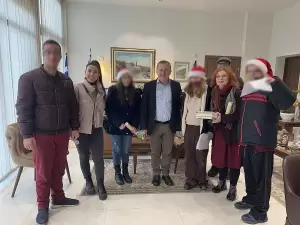 Κάλαντα στο Δημαρχείο Κατερίνης - Μελωδικές ευχές άκουσε ο Δήμαρχος Ιωάννης Ντούμος Κάλαντα στο Δημαρχείο Κατερίνης – Μελωδικές ευχές άκουσε ο Δήμαρχος Ιωάννης Ντούμος