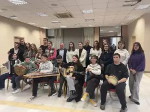 Κάλαντα στο Δημαρχείο Κατερίνης - Μελωδικές ευχές άκουσε ο Δήμαρχος Ιωάννης Ντούμος Κάλαντα στο Δημαρχείο Κατερίνης – Μελωδικές ευχές άκουσε ο Δήμαρχος Ιωάννης Ντούμος