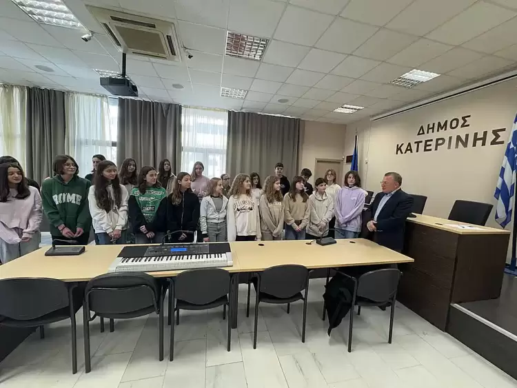 Κάλαντα στο Δημαρχείο Κατερίνης - Μελωδικές ευχές άκουσε ο Δήμαρχος Ιωάννης Ντούμος Κάλαντα στο Δημαρχείο Κατερίνης – Μελωδικές ευχές άκουσε ο Δήμαρχος Ιωάννης Ντούμος