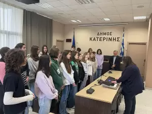 Κάλαντα στο Δημαρχείο Κατερίνης - Μελωδικές ευχές άκουσε ο Δήμαρχος Ιωάννης Ντούμος Κάλαντα στο Δημαρχείο Κατερίνης – Μελωδικές ευχές άκουσε ο Δήμαρχος Ιωάννης Ντούμος