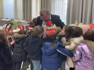 Κάλαντα στο Δημαρχείο Κατερίνης - Μελωδικές ευχές άκουσε ο Δήμαρχος Ιωάννης Ντούμος Κάλαντα στο Δημαρχείο Κατερίνης – Μελωδικές ευχές άκουσε ο Δήμαρχος Ιωάννης Ντούμος