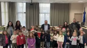 Κάλαντα στο Δημαρχείο Κατερίνης - Μελωδικές ευχές άκουσε ο Δήμαρχος Ιωάννης Ντούμος Κάλαντα στο Δημαρχείο Κατερίνης – Μελωδικές ευχές άκουσε ο Δήμαρχος Ιωάννης Ντούμος