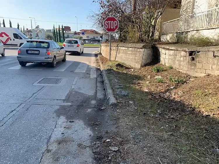 Κατερίνη: Επικίνδυνη η πρόσβαση πεζών στην αρχή της Λ. Ιασωνίδη στον σιδηροδρομικό σταθμό