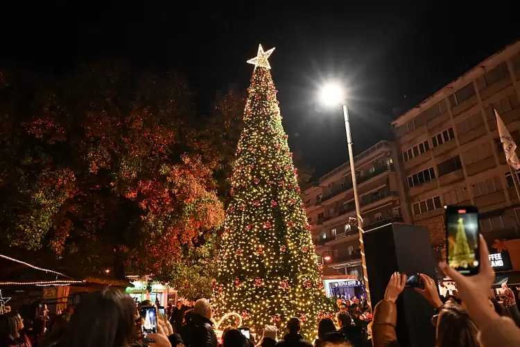 Κατερίνη: Φωτίστηκε με μια λαμπερή τελετή το Χριστουγεννιάτικο Δέντρο της πόλης