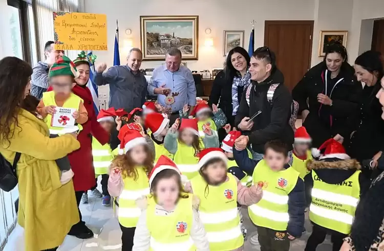 Κατερίνη: Κάλαντα στον Δήμαρχο από τον Βρεφονηπιακό Σταθμό Αριστοτέλους Κατερίνη: Κάλαντα στον Δήμαρχο από τον Βρεφονηπιακό Σταθμό Αριστοτέλους