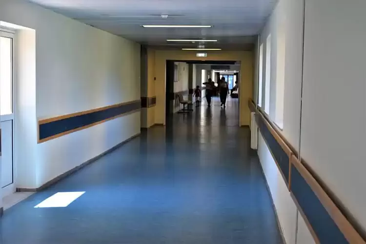 Κατερίνη: Μάχη για τη ζωή του δίνει το βρέφος που γέννησε η ανήλικη Ρομά στην τουαλέτα νοσοκομείου