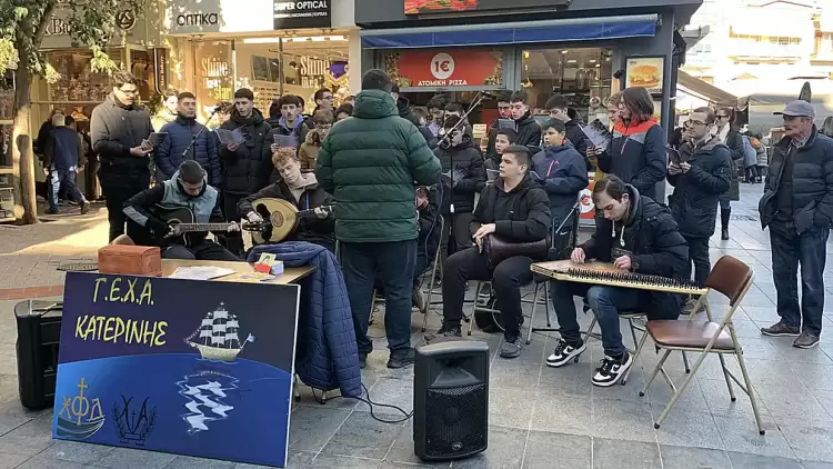 Κατερίνη: Πρωτοχρονιάτικα κάλαντα στις γωνιές της πόλης μας (εικόνες - βίντεο) Κατερίνη: Πρωτοχρονιάτικα κάλαντα στις γωνιές της πόλης μας