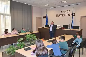 Οι μαθητές του 12ου Δημοτικού Σχολείου Κατερίνης συζητούν με τον Δήμαρχο της πόλης