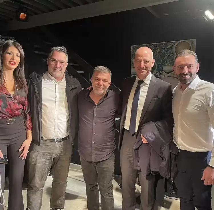 «Όλες μαζί μία γροθιά» στο Θέατρο Commedia