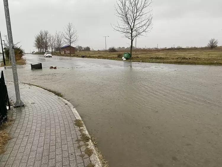 Παραλία Κατερίνης: Έχουν πλημμυρίσει οι δρόμοι