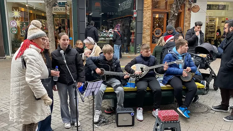 Κατερίνη: Η παραμονή των Χριστουγέννων - Ασφυκτικά γεμάτος ο πεζόδρομος – Σε κλίμα γιορτινό οι πολίτες πεζόδρομος-πολίτες-ψώνια