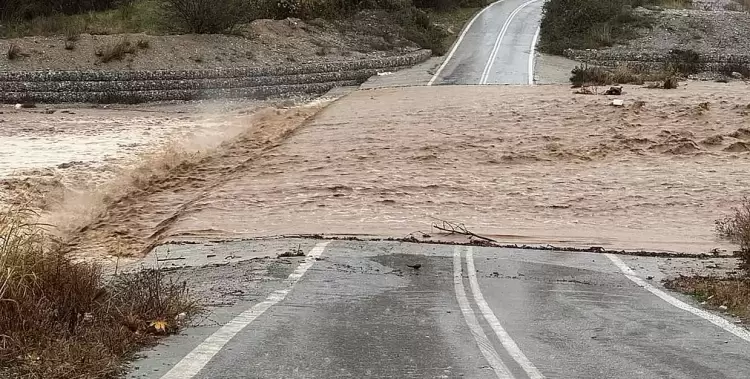 Πιερία: Ο δρόμος κόπηκε στα δυο στην Κονταριώτισσα
