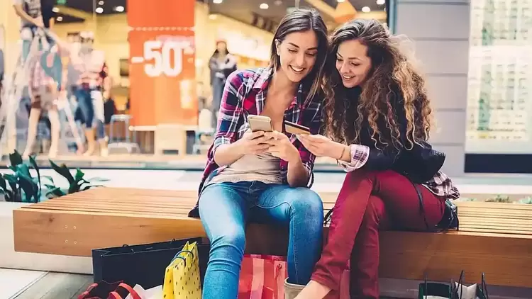 Πώς και γιατί η Gen Z «πνίγεται» στα χρέη – Αγοράζουν τώρα, πληρώνουν μετά  