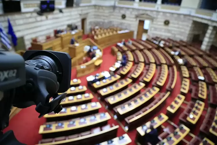 Προϋπολογισμός 2025: Εκμηδενίζονται τα ελλείμματα αυξάνονται οι παροχές – Τι φέρνει η νέα χρονιά