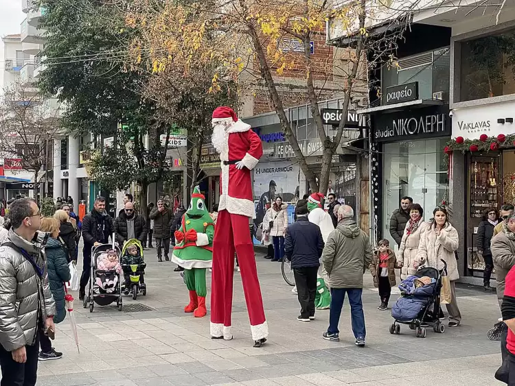 Σε γιορτινούς ρυθμούς ο πεζόδρομος της Κατερίνης
