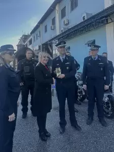 Σοφία Μαυρίδου: «Είναι χρέος μας να συνδράμουμε το δύσκολο έργο της Διεύθυνσης Αστυνομίας Πιερίας» Σοφία Μαυρίδου: «Είναι χρέος μας να συνδράμουμε το δύσκολο έργο της Διεύθυνσης Αστυνομίας Πιερίας»