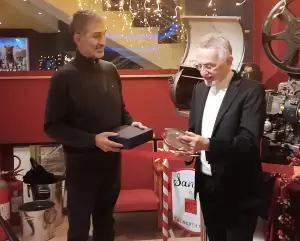 Τιμητική πλακέτα στον Βασίλειο Ευκαρπίδη από το Δ.Σ.της Εστίας Πιερίδων Μουσών