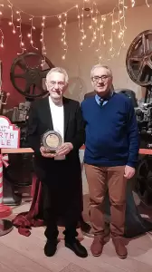 Τιμητική πλακέτα στον Βασίλειο Ευκαρπίδη από το Δ.Σ.της Εστίας Πιερίδων Μουσών