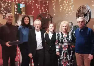 Τιμητική πλακέτα στον Βασίλειο Ευκαρπίδη από το Δ.Σ.της Εστίας Πιερίδων Μουσών