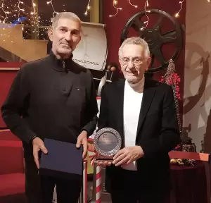 Τιμητική πλακέτα στον Βασίλειο Ευκαρπίδη από το Δ.Σ.της Εστίας Πιερίδων Μουσών