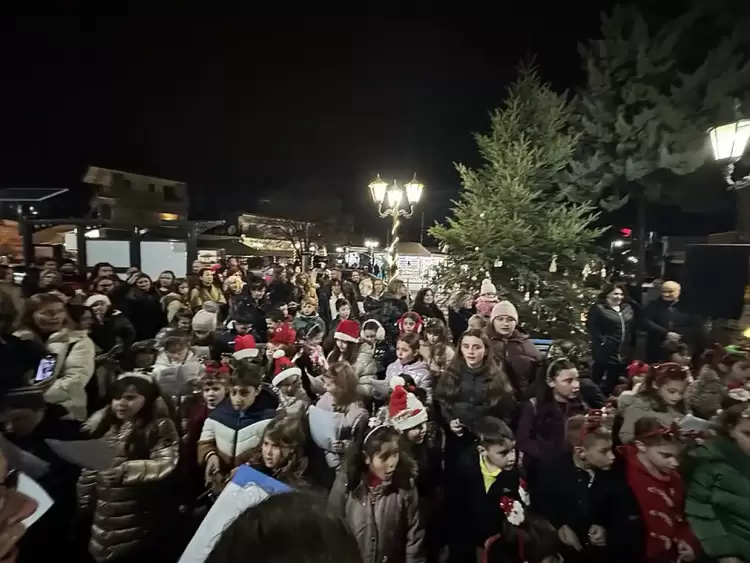 Το δέντρο των Χριστουγέννων φώτισε την Περίσταση!