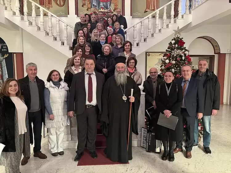 Χορωδία των Εκπαιδευτικών της Δευτεροβάθμιας Εκπαίδευσης Πιερίας Με ιδιαίτερη χαρά και ενθουσιασμό ανακοινώνουμε τη σύσταση της Χορωδίας των Εκπαιδευτικών της Δευτεροβάθμιας Εκπαίδευσης Πιερίας, η οποία ξεκίνησε τη λειτουργία της τον Σεπτέμβριο του 2024. Η χορωδία αποτελείται από 42 εκπαιδευτικούς της περιοχής, ενώ τη διεύθυνσή της έχει αναλάβει η κυρία Ακρίδα Ευγενία, εκπαιδευτικός μουσικής του 3ου Γυμνασίου Κατερίνης, με πολυετή εμπειρία και αγάπη για τη μουσική. Η πρώτη επίσημη εμφάνιση της χορωδίας πραγματοποιήθηκε στις 20 Δεκεμβρίου 2024, όταν τα μέλη της είχαν την τιμή να ψάλλουν τα κάλαντα στον Διευθυντή Δευτεροβάθμιας Εκπαίδευσης Πιερίας, κ. Γεώργιο Μακρή, καθώς και στον Σεβασμιώτατο Μητροπολίτη Κίτρους, Κατερίνης και Πλαταμώνος κ. Γεώργιο. Η εμφάνιση αυτή αποτέλεσε μια μοναδική ευκαιρία για τους εκπαιδευτικούς να προσφέρουν μια νότα χαράς και εορταστικής διάθεσης, αναδεικνύοντας έτσι το ταλέντο και τη δημιουργικότητά τους. Η Διεύθυνση Δευτεροβάθμιας Εκπαίδευσης Πιερίας ευχαριστεί θερμά όλα τα μέλη της χορωδίας για τη συμμετοχή τους και εύχεται καλή επιτυχία στη συνέχιση της καλλιτεχνικής τους πορείας. Η χορωδία φιλοδοξεί να αποτελέσει έναν μόνιμο πολιτιστικό θεσμό για την εκπαιδευτική κοινότητα της Πιερίας, με πολλές μελλοντικές δράσεις και εμφανίσεις. Για περισσότερες πληροφορίες σχετικά με τη χορωδία, μπορείτε να επικοινωνήσετε με τη Διεύθυνση Δευτεροβάθμιας Εκπαίδευσης Πιερίας.