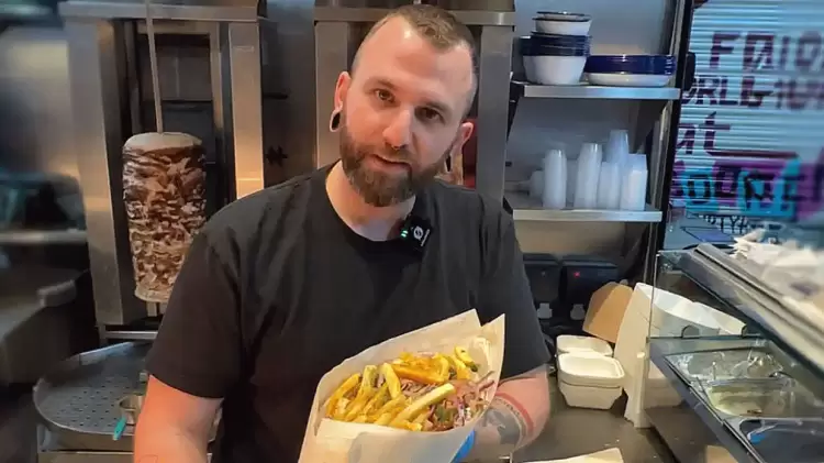 Έλληνας που ζει στο Λονδίνο παρασκευάζει τυλιχτό με γύρο… 4 κιλά