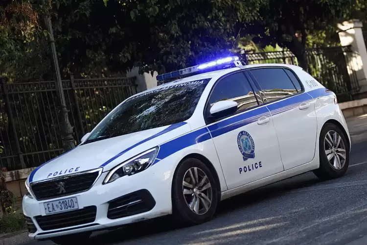 Κατερίνη: Έσπασαν το τζάμι οχήματος και άρπαξαν τσάντα με 5.000 ευρώ, 2.000 δολάρια και κάρτες Κατερίνη: Εξιχνιάστηκε κλοπή – διάρρηξη οχήματος που έγινε τον περασμένο Νοέμβριο