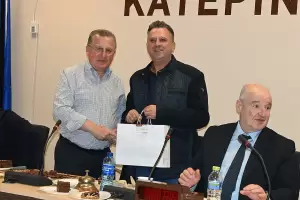 Κοπή πρωτοχρονιάτικης πίτας στο δημοτικό συμβούλιο Κατερίνης Κοπή πρωτοχρονιάτικης πίτας στο δημοτικό συμβούλιο Κατερίνης