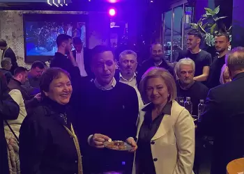 Με φλουρί επέστρεψε στην Αθήνα ο Χάρης Δούκας από την Κατερίνη Με φλουρί επέστρεψε στην Αθήνα ο Χάρης Δούκας από την Κατερίνη