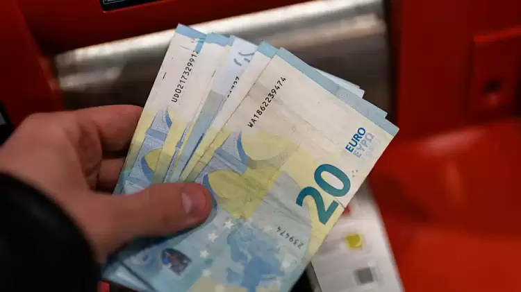 Μισθοί και συντάξεις: Τι αλλαγές φέρνει το 2025 και ποιοι επηρεάζονται Μισθοί και συντάξεις: Τι αλλαγές φέρνει το 2025 και ποιοι επηρεάζονται