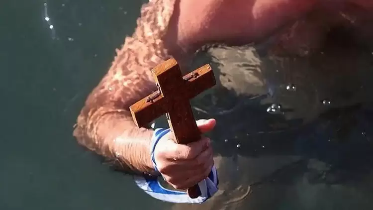 Οι τολμηροί βουτηχτάδες και τα έθιμα που αναβιώνουν στη Βόρεια Ελλάδα τα Θεοφάνεια Οι τολμηροί βουτηχτάδες και τα έθιμα που αναβιώνουν στη Βόρεια Ελλάδα τα Θεοφάνεια