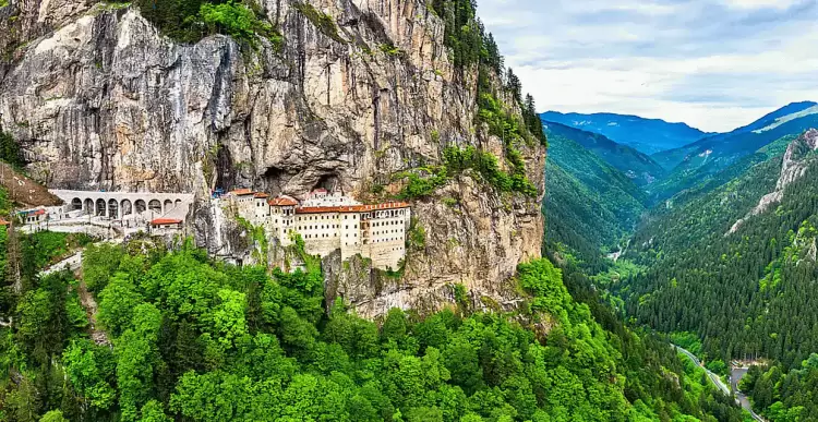 Παναγία Σουμελά στον Πόντο και την Ελλάδα Παναγία Σουμελά στον Πόντο και την Ελλάδα