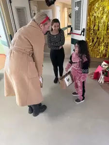 Ο Σύλλογος «Ασπίδα για το Παιδί» δίνει δώρα και αγάπη και στα άρρωστα παιδιά Ο “Σύλλογος Ασπίδα για το Παιδί” δίνει δώρα και αγάπη και στα άρρωστα παιδιά