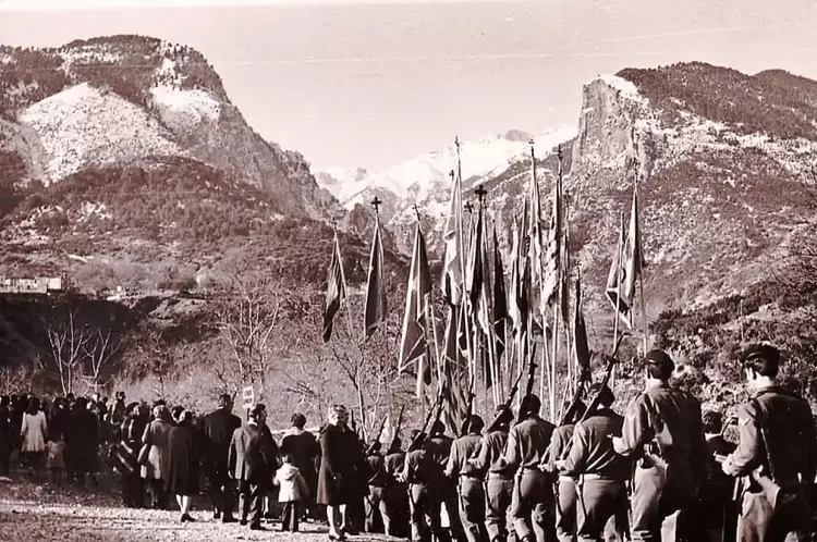 Τα Σίχνα στο Λιτόχωρο, ο βυζαντινός οικισμός στον Ενιπέα και η Ελένη Γλύκατζη-Αρβελέρ. Τα Σίχνα στο Λιτόχωρο, ο βυζαντινός οικισμός στον Ενιπέα και η Ελένη Γλύκατζη Αρβελέρ.